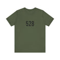 Carica l'immagine nel visualizzatore della galleria, Green t-shirt with the number 528 printed on a white background
